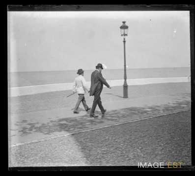 Promeneurs au bord de la plage (Dieppe)